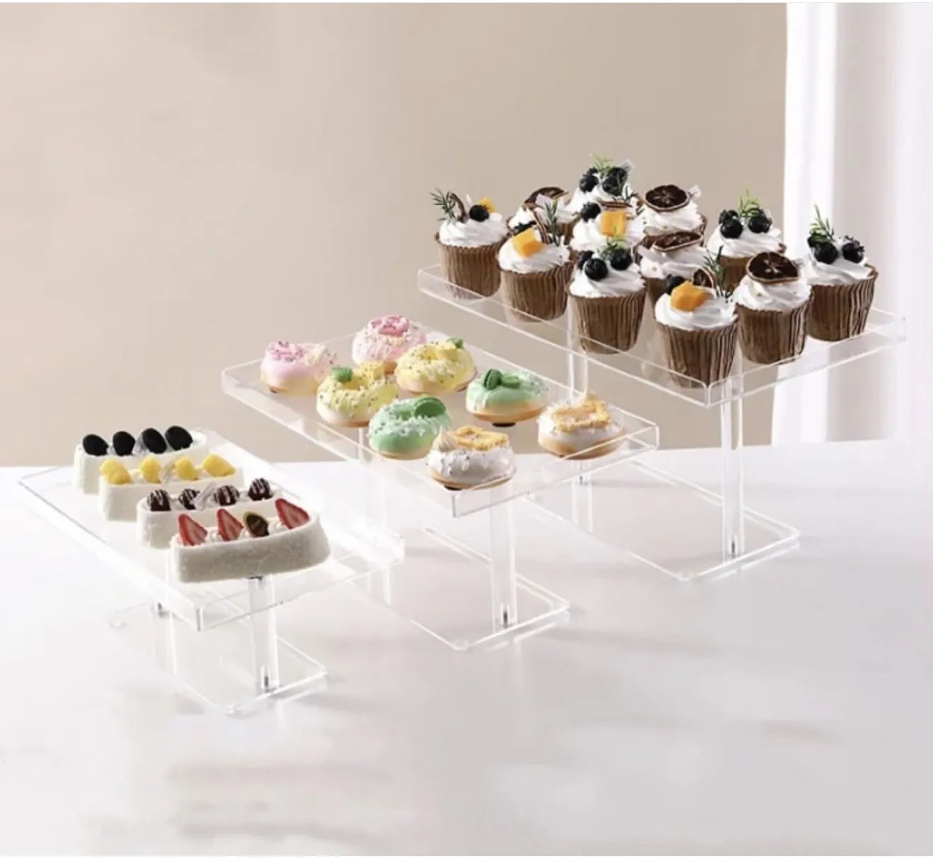 Lot de trois présentoirs en plexiglass