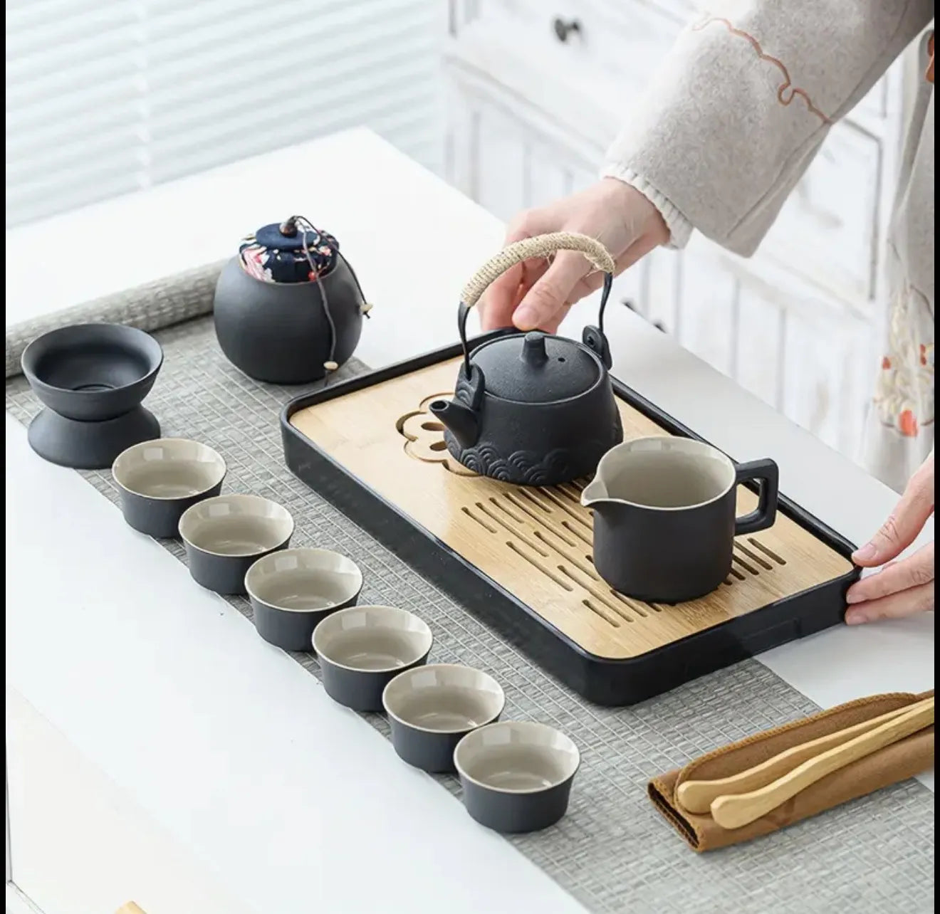 Ensemble en céramique et plateau en bambou